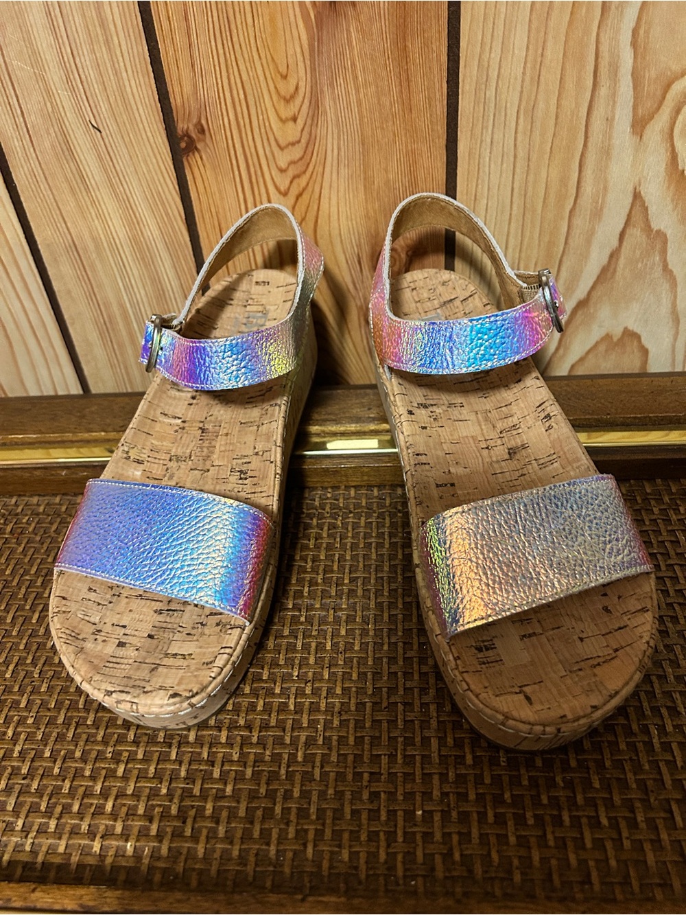 Born Sari Sandal Silver Multi Hologram Leather Strappy Wedge Platform Size 8 - Picture 2 of 15
